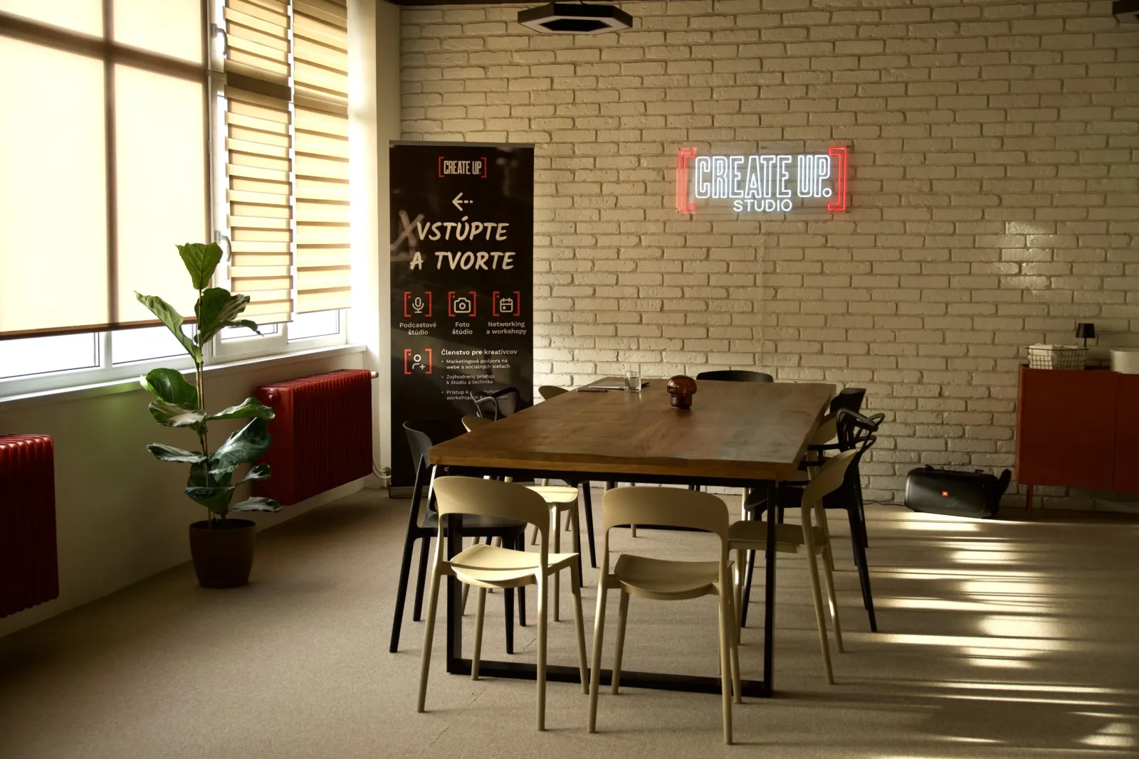 CREATE UP STUDIO Prešov - priestor pre podcastérov, fotografov a kreatívne firmy na Československej armády 29