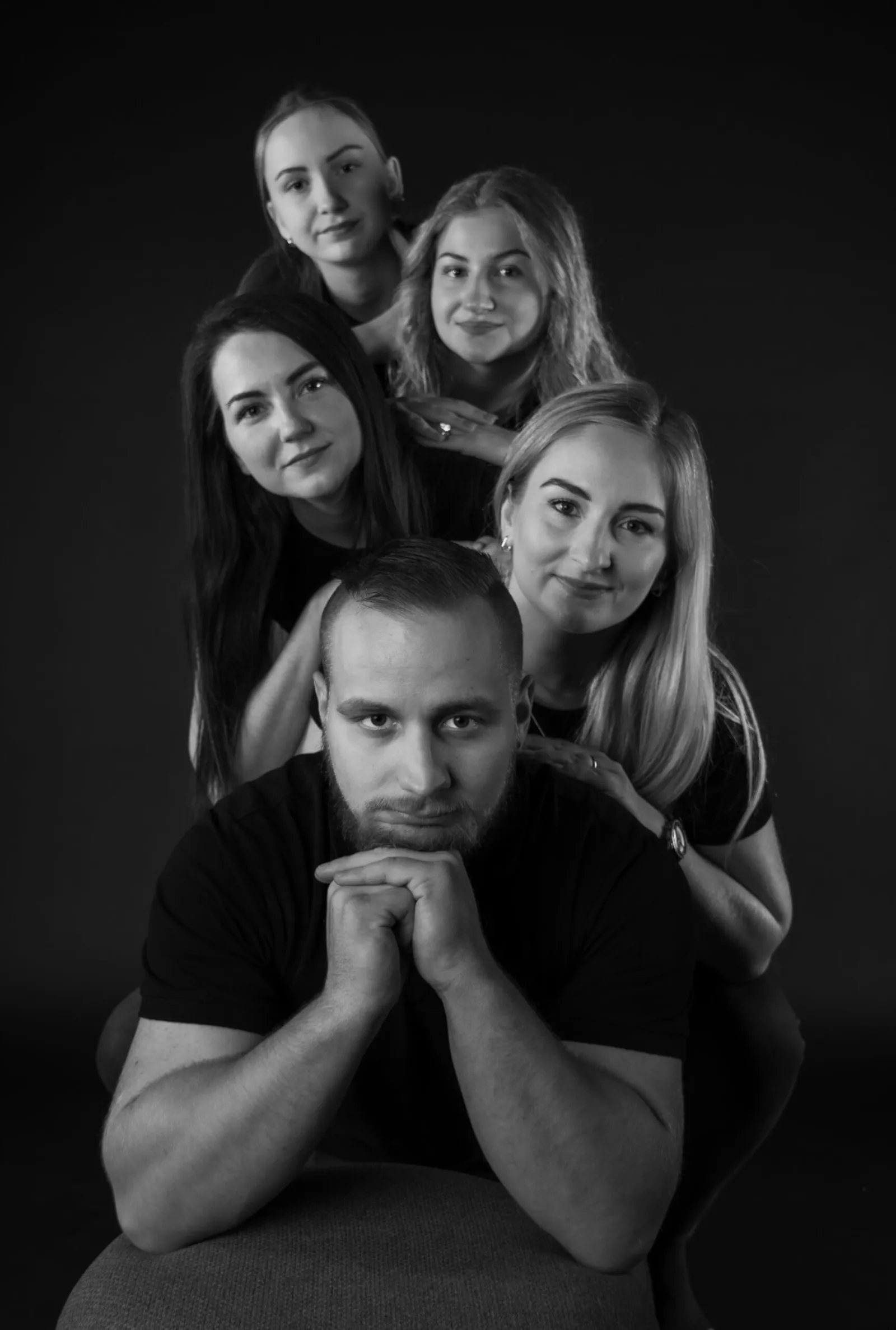 Skupinový portrét - tím v ateliéri CREATE UP Prešov na čiernom pozadí