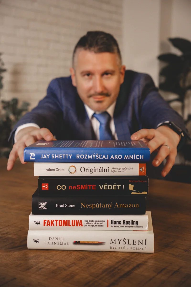 Business portrét muža v obleku - príklad profesionálneho business fotenia v CREATE UP štúdiu Prešov