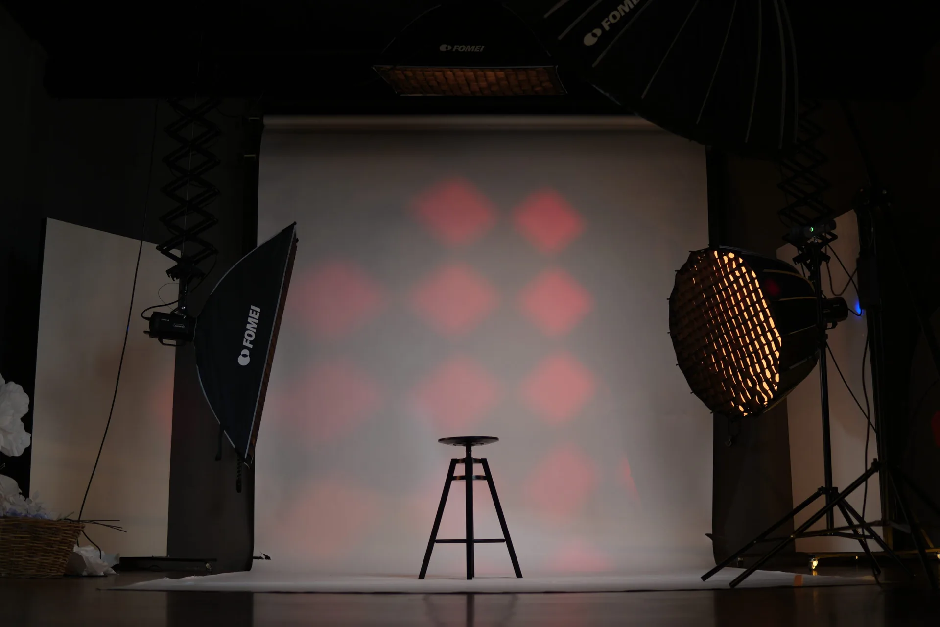 Fotoateliér CREATE UP Prešov - biele pozadie, FOMEI svetlá, profesionálne vybavenie pre business fotenie